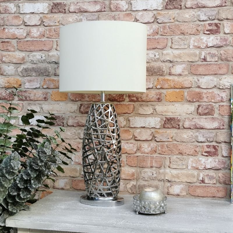 Keramikk lamp i sølv finish m/oval skjerm. H - 71 cm.