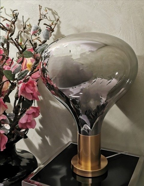 "Big bulb" lampe, smoke glass skjerm, gylden sokkel, H - 53 / dia. 40 cm