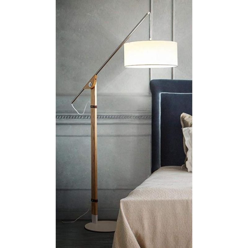 [31610] Gulv lampe, beige lin  skjerm, hvit stål fot , arm i solid ask, 170*115*28 cm