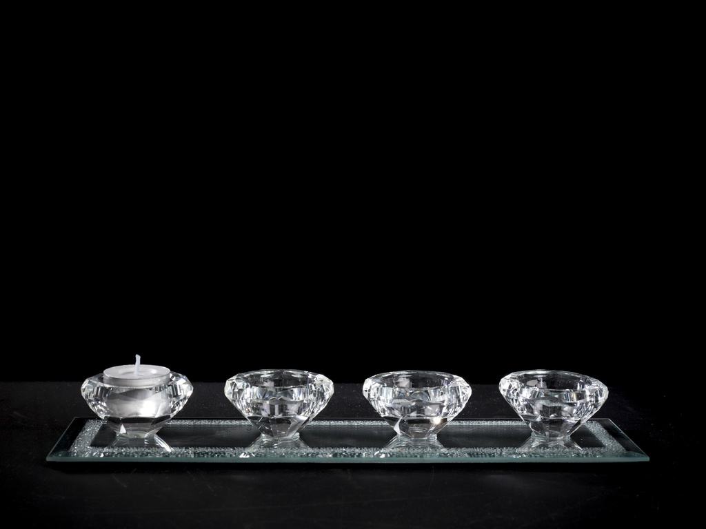 4 krystall telysholdere på speilbrikke