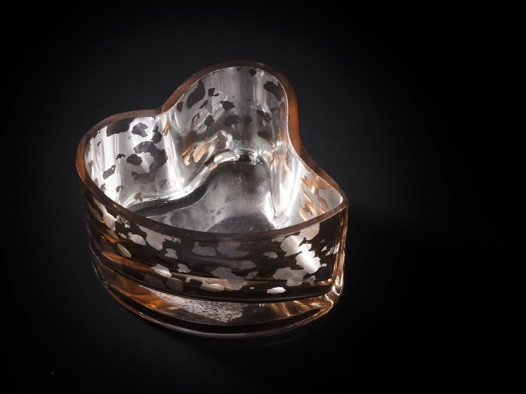 Telysglass i hjerteform m/antikk gull finish. H - 6,5 / Ø - 9 cm