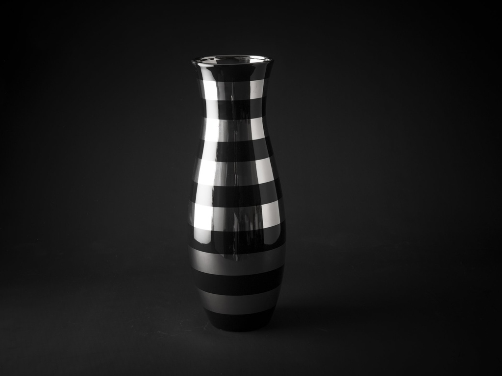 [80210] Vase, sort m/sølv striper, Ø - 17 / H - 46 cm
