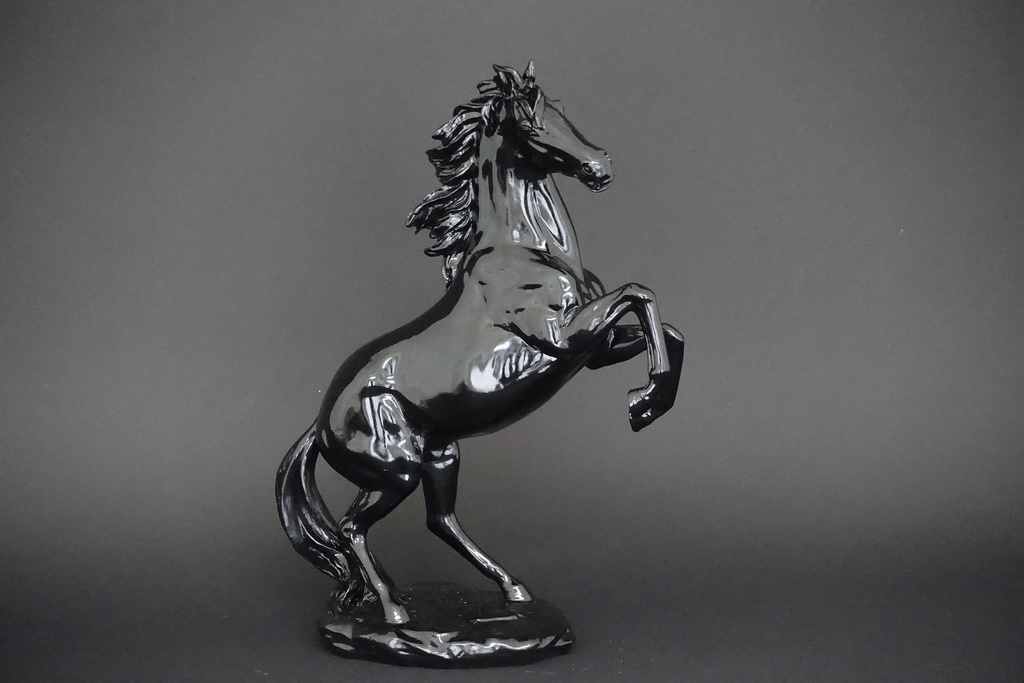 Steilende hest, blank sort, 34,8 x 24,8 x 12,2 cm