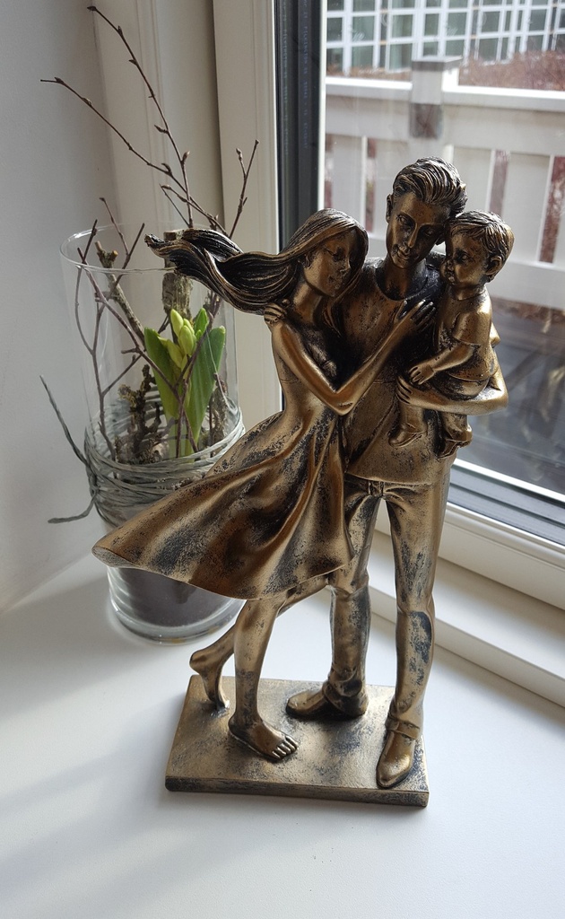 Figur, "par m/barn", antikk gull, 32*17*9,5 cm