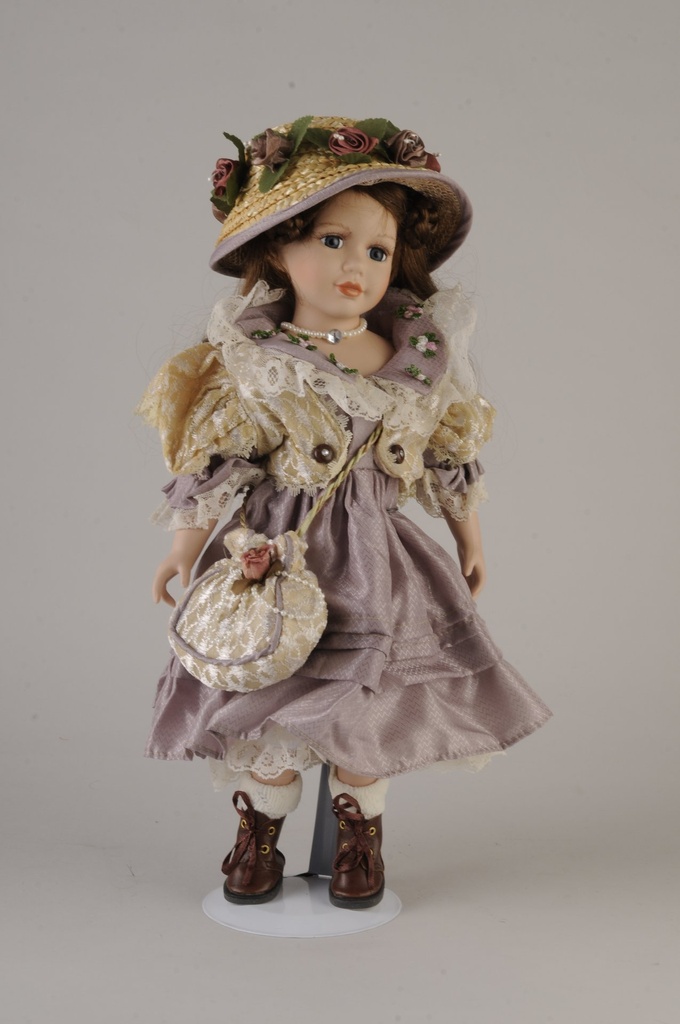 [872510] Dukke m.kjole og hatt,auberg., H - 40 cm