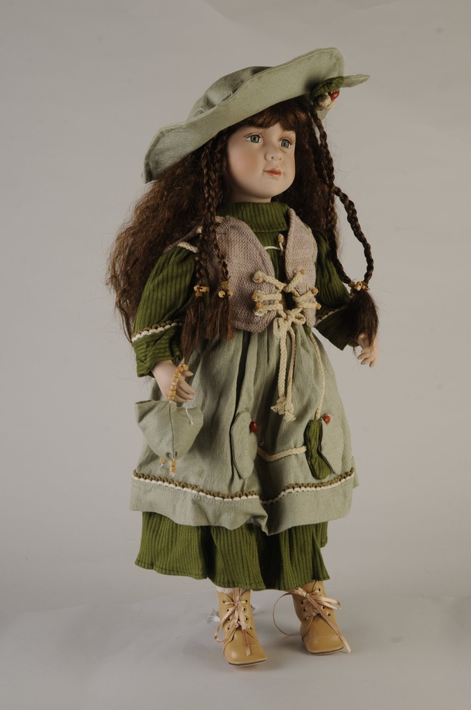[872516] Dukke m.skjørt og vest,gr/sand, H - 55 cm