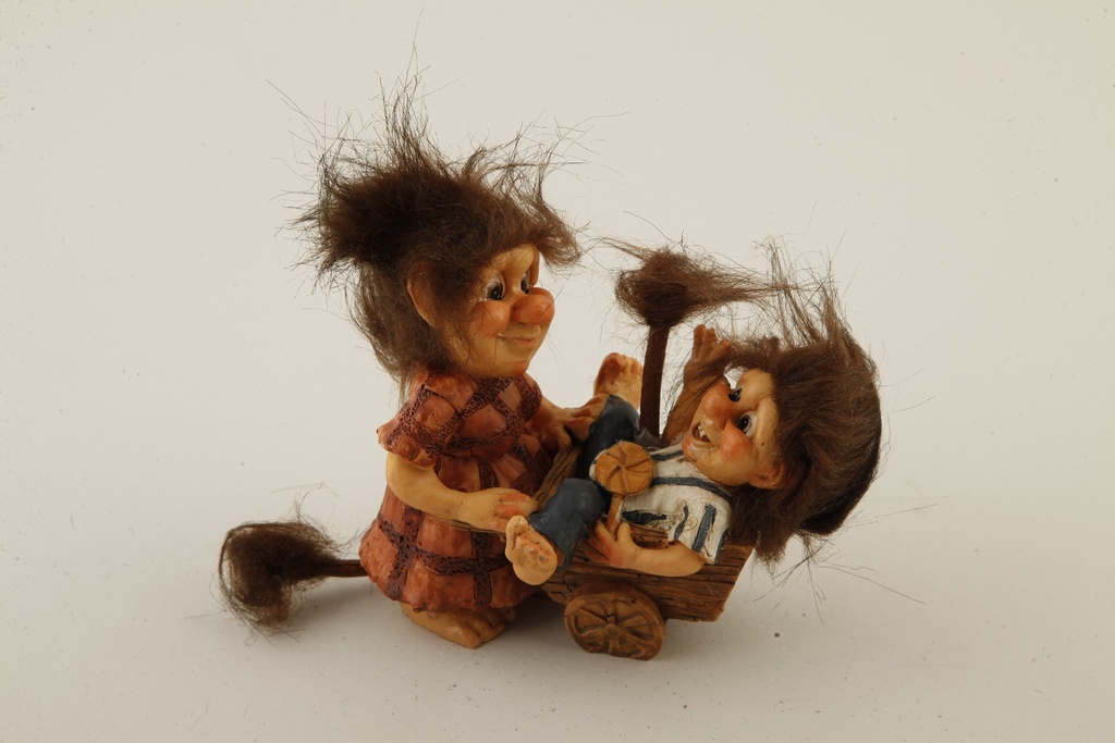 Troll i seng 10x14 m/mus.brun 