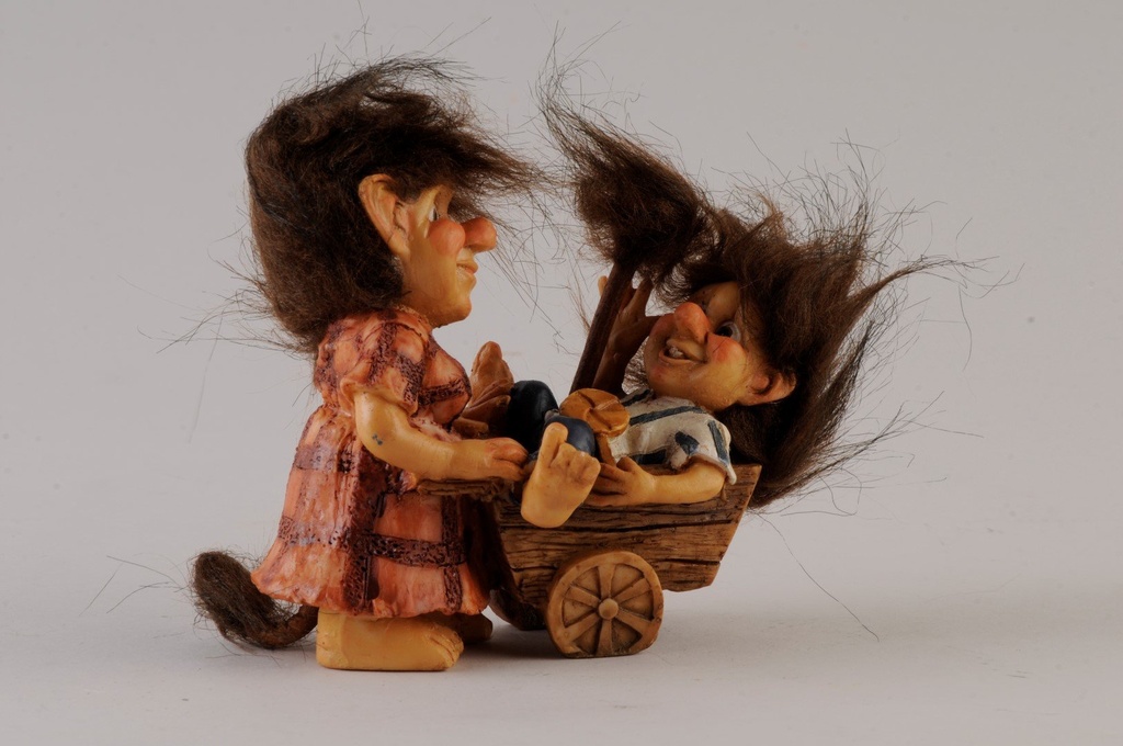 Troll m/vogn 10cm baby brun   