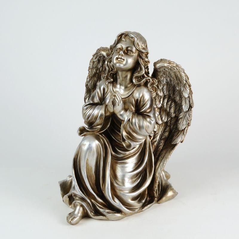 Sittende engel i sølv, 53 x 40 x 37 cm