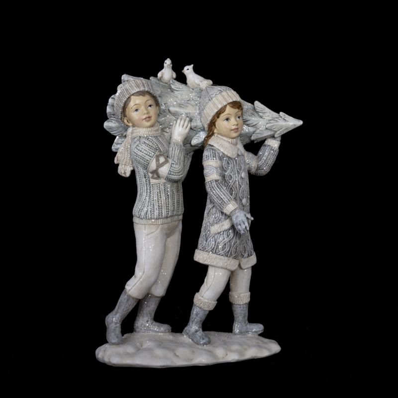 [90515] Vinterbarn i beige og lys grå, bærer juletre, 22,5 x 15,5 x 9 cm