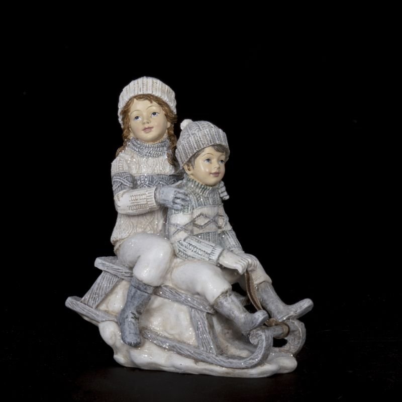 [90519] Vinterbarn i beige og lys grå med kjelke, 16 x 13,5 x 8 cm