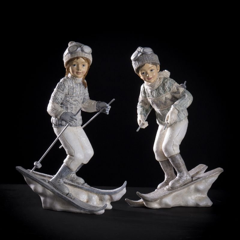 [90520] Vinterbarn i beige og lys grå med ski, 19,5 x 12 x 8 cm