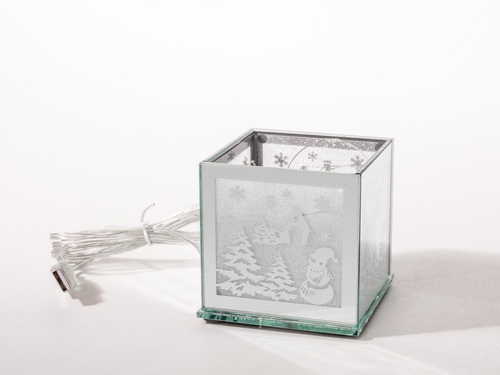 [90648] Kvadrat glass dekor m/led lys + USB, "hus og snømann", 8*8*8 cm