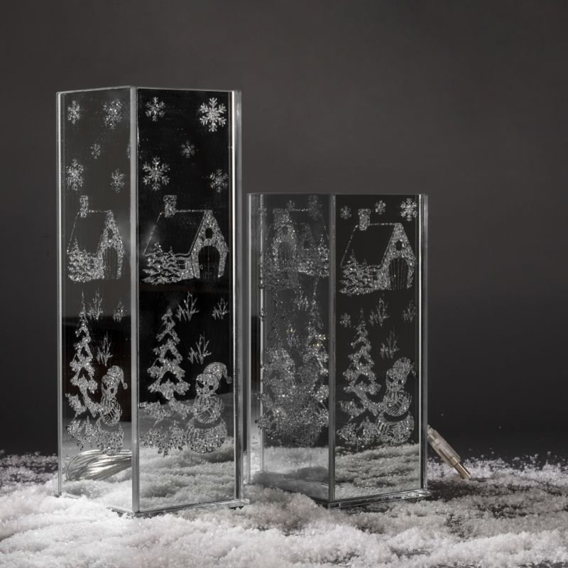 [90651] Kvadrat glass dekor m/led lys + USB, "hus og snømann", 8*8*18 cm