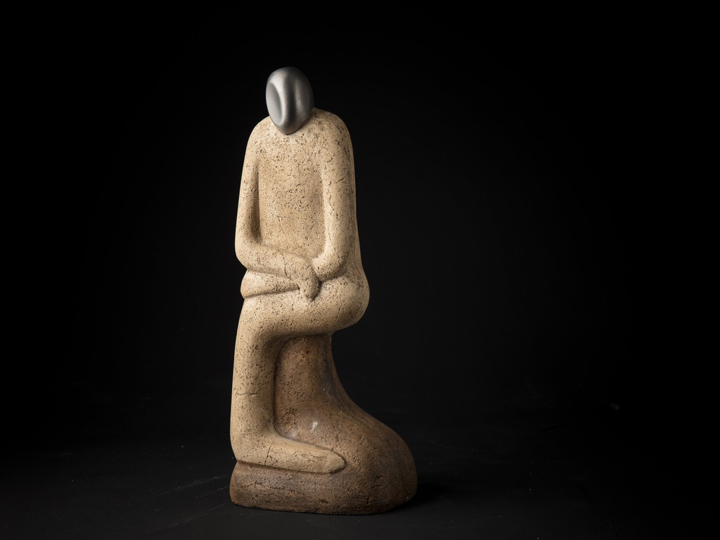 Figur sittende,grå sten, H-40