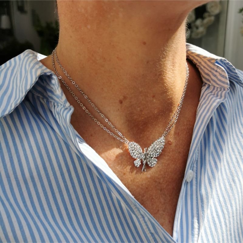 [20044] Halskjede i rhodium 40+5cm, sommerfugl design