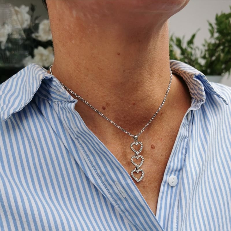 [20046] Halskjede i rhodium 40+5cm, trippel hjerte med krystalldekor