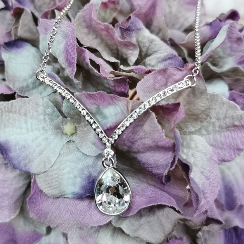 [20050] Halskjede i rhodium 40+5cm, v-heng i krystall og "diamant"