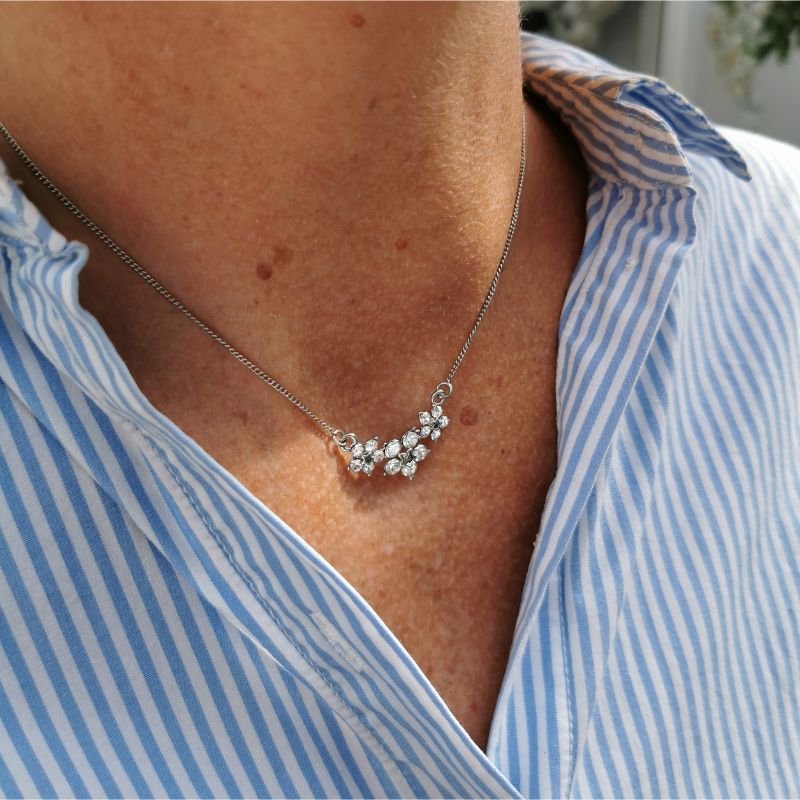 Halskjede i rhodium 40+5cm, trippel krystallblomster