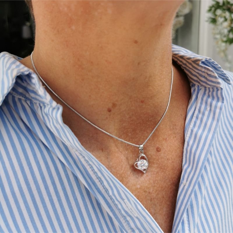 Halskjede i rhodium 40+5cm, hjerte med krystallperle