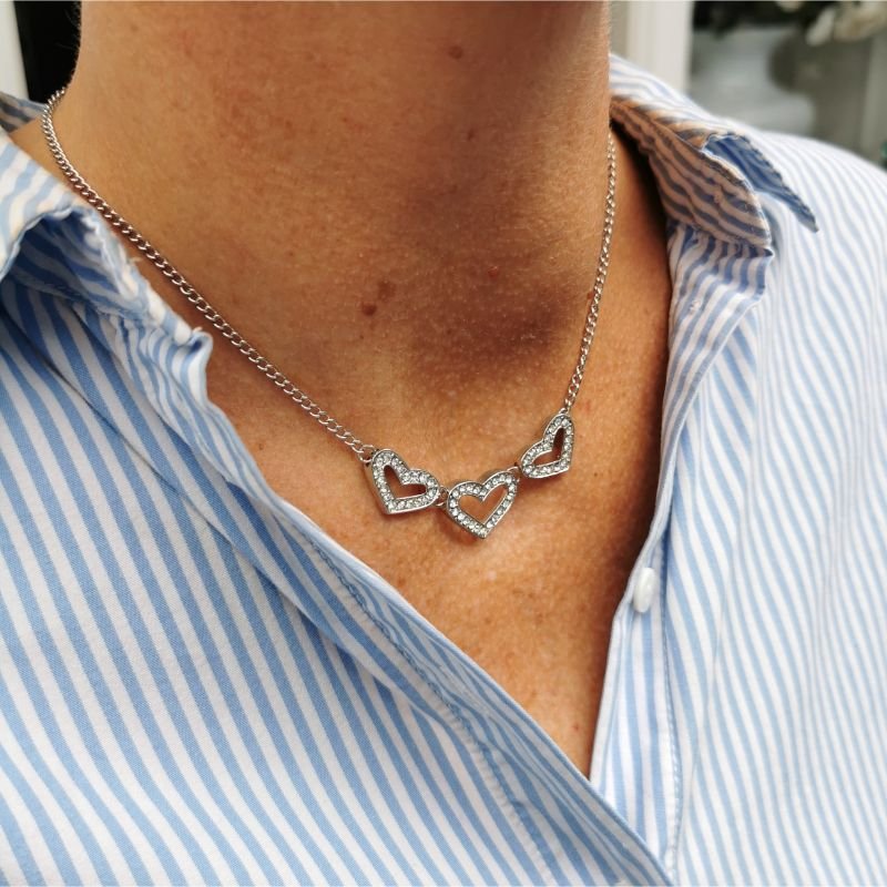 Halskjede i rhodium 40+5cm, v-heng med trippel krystallhjerter