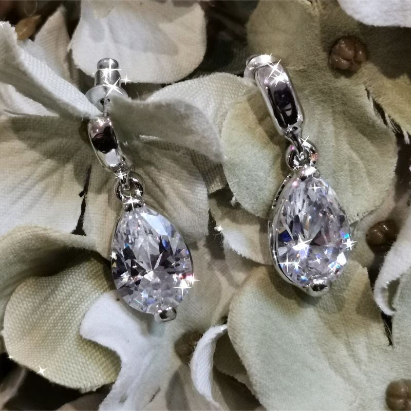 Øredobb i rhodium, dråpeformet "diamant"