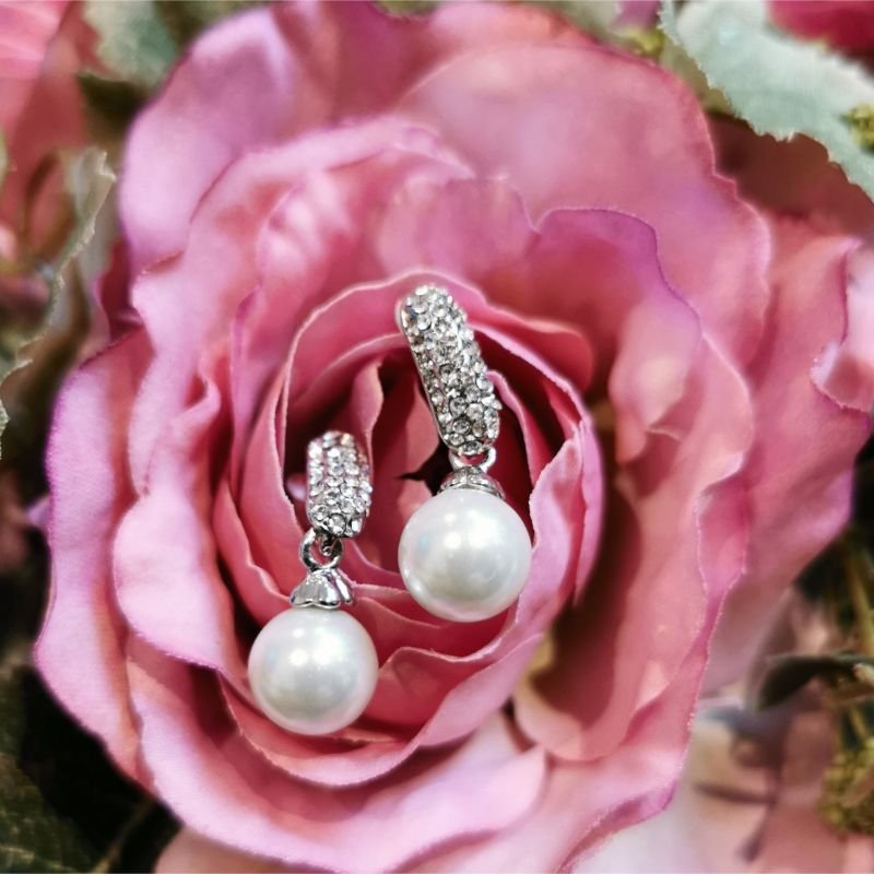 Ørepynt i rhodium, krystall og perleheng