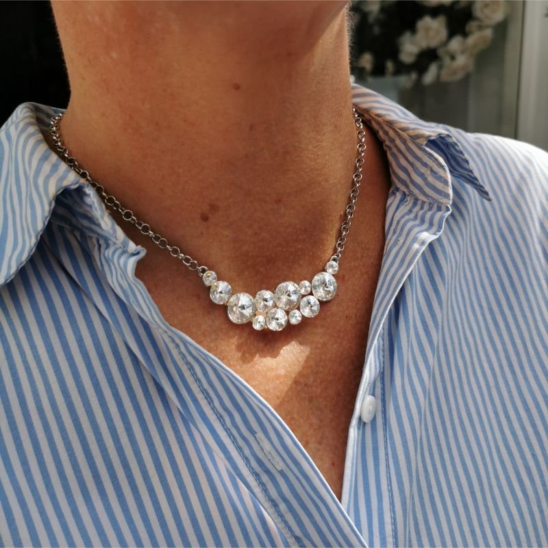 Halskjede i rhodium 40+5cm, v-heng "diamantklase"