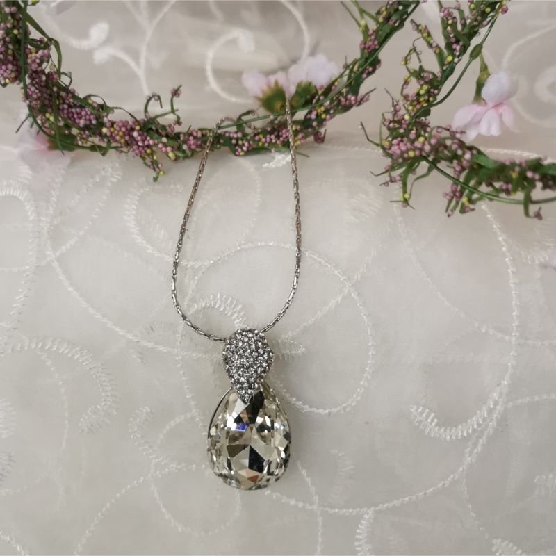 Halskjede i rhodium 40+5cm, "diamant" med krystalltopp