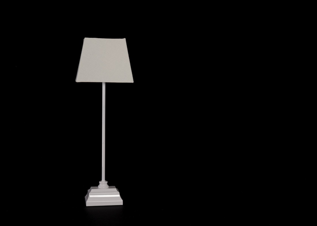 Lampe m.hvit fot rekt.hv.skj. 